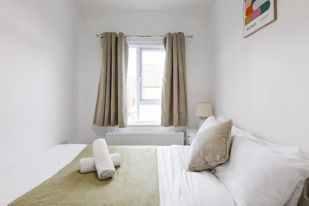 Luxurious 3 Bedroom Home In Belfasts Trendy Lisburn Road Sleeps 6 Modern & Spacious Apartment