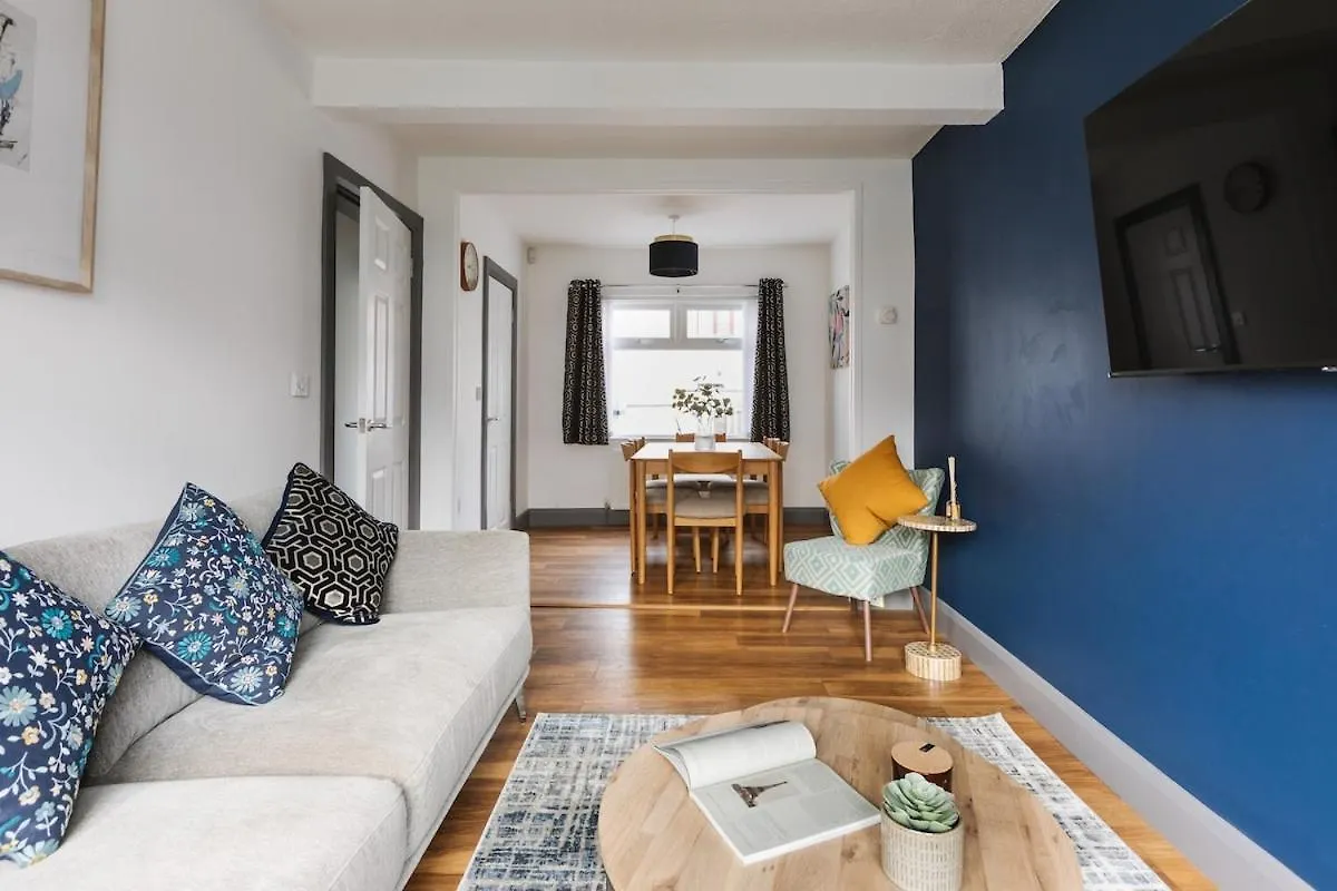 Apartment Luxurious 3 Bedroom Home In Belfasts Trendy Lisburn Road Sleeps 6 Modern & Spacious