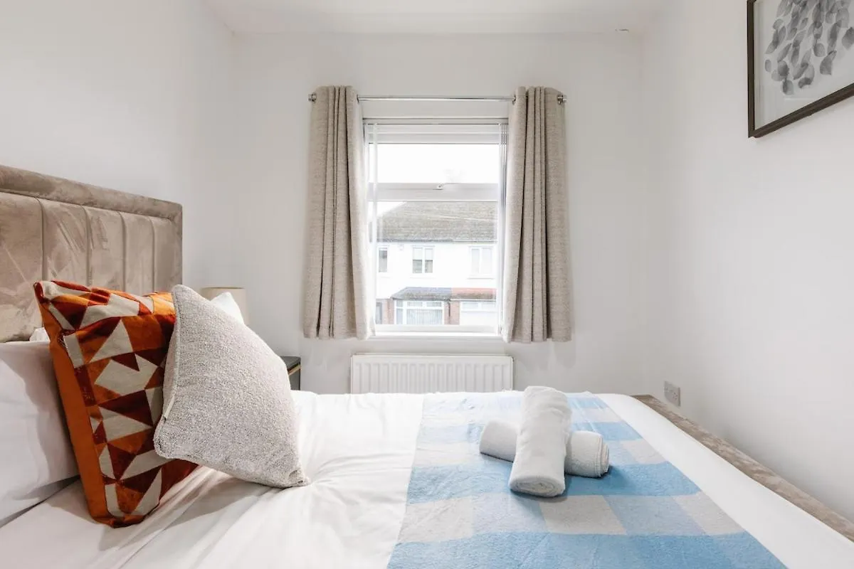 Luxurious 3 Bedroom Home In Belfasts Trendy Lisburn Road Sleeps 6 Modern & Spacious 0*, Belfast