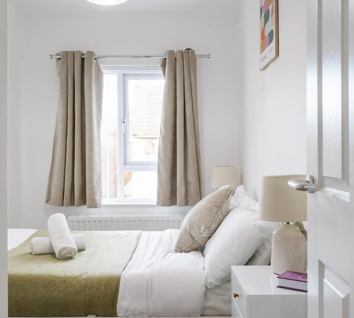 Luxurious 3 Bedroom Home In Belfasts Trendy Lisburn Road Sleeps 6 Modern & Spacious United Kingdom