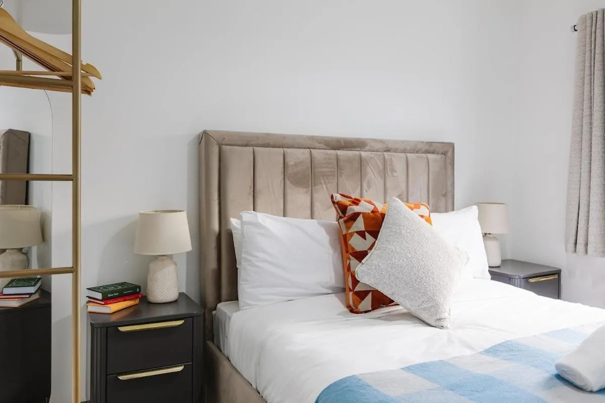 Luxurious 3 Bedroom Home In Belfasts Trendy Lisburn Road Sleeps 6 Modern & Spacious 0*, Belfast United Kingdom
