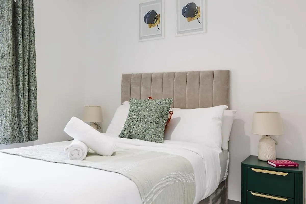 Luxurious 3 Bedroom Home In Belfasts Trendy Lisburn Road Sleeps 6 Modern & Spacious Apartment Belfast