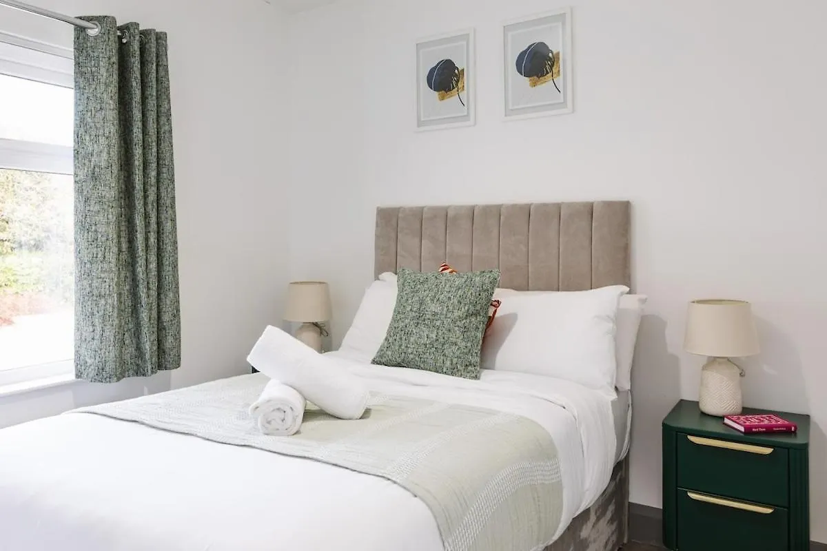 Luxurious 3 Bedroom Home In Belfasts Trendy Lisburn Road Sleeps 6 Modern & Spacious 0*, Belfast