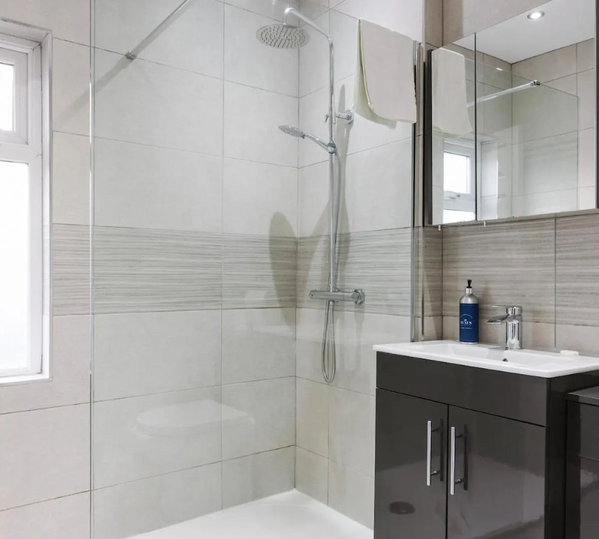 Luxurious 3 Bedroom Home In Belfasts Trendy Lisburn Road Sleeps 6 Modern & Spacious 0*, Belfast United Kingdom
