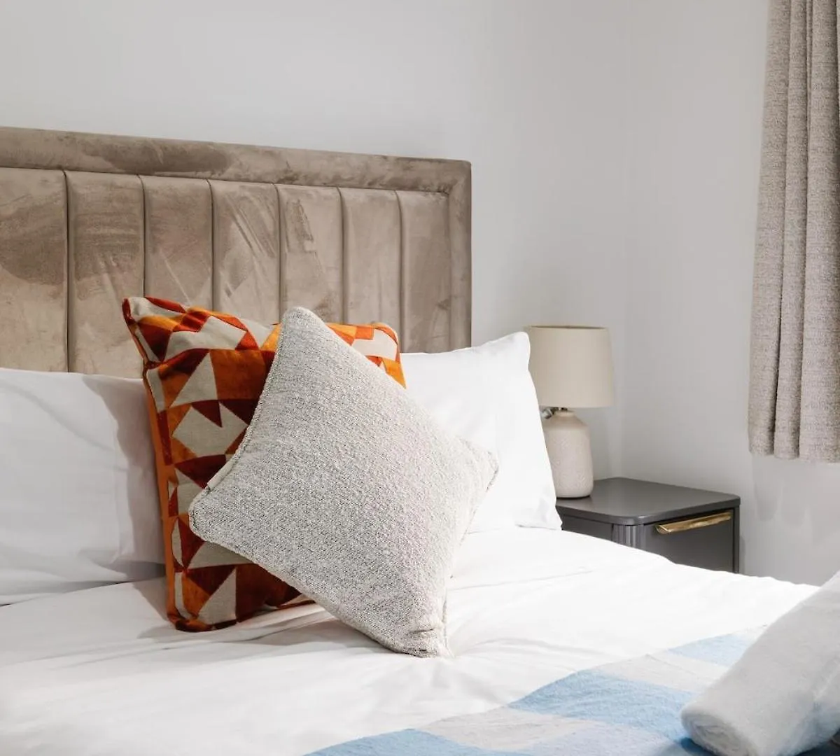 Luxurious 3 Bedroom Home In Belfasts Trendy Lisburn Road Sleeps 6 Modern & Spacious