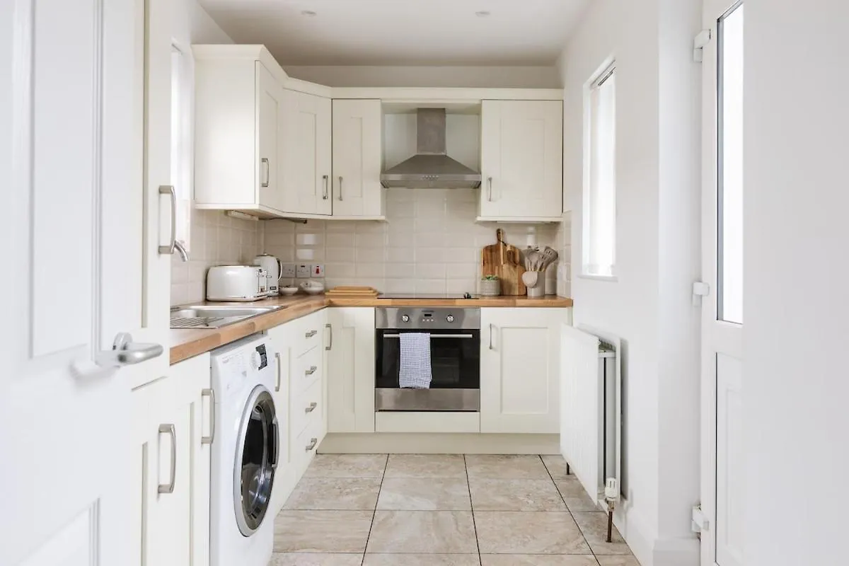 Luxurious 3 Bedroom Home In Belfasts Trendy Lisburn Road Sleeps 6 Modern & Spacious Belfast