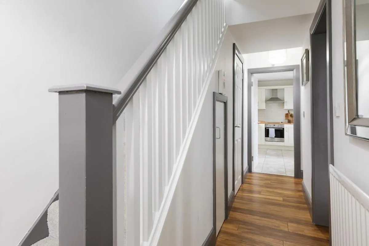 Luxurious 3 Bedroom Home In Belfasts Trendy Lisburn Road Sleeps 6 Modern & Spacious