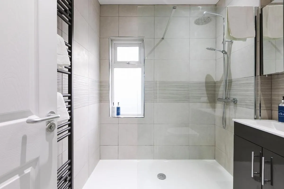Luxurious 3 Bedroom Home In Belfasts Trendy Lisburn Road Sleeps 6 Modern & Spacious Belfast