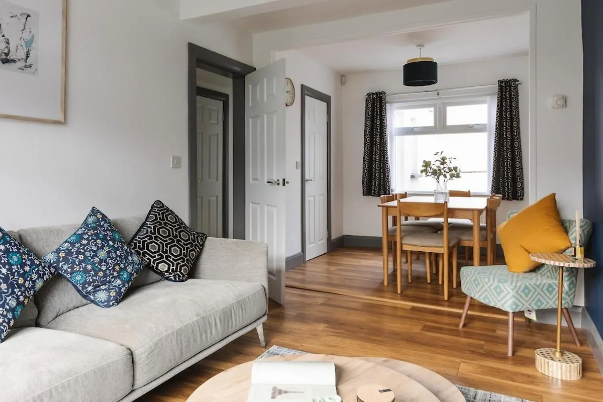 Luxurious 3 Bedroom Home In Belfasts Trendy Lisburn Road Sleeps 6 Modern & Spacious Belfast