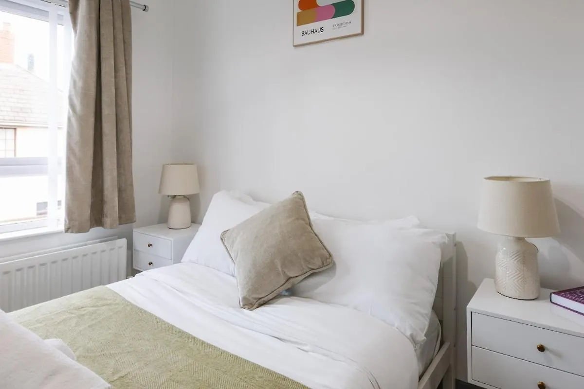 Luxurious 3 Bedroom Home In Belfasts Trendy Lisburn Road Sleeps 6 Modern & Spacious