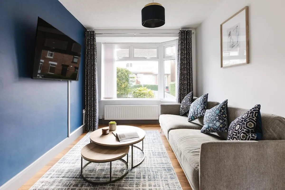 Luxurious 3 Bedroom Home In Belfasts Trendy Lisburn Road Sleeps 6 Modern & Spacious